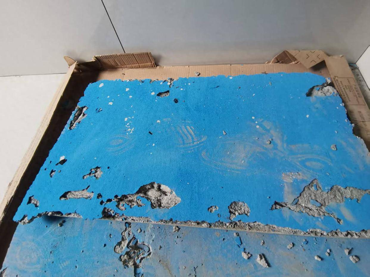 業(yè)主稱墻磚空鼓疑防水層脫離所致，防水材料銷售方：天氣太熱墻體干燥所致，已安排重新施工:防水材料